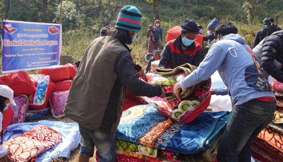Krásné teplé deky, které díky českým dárcům dostalo 116 chudých nepálských rodin.
