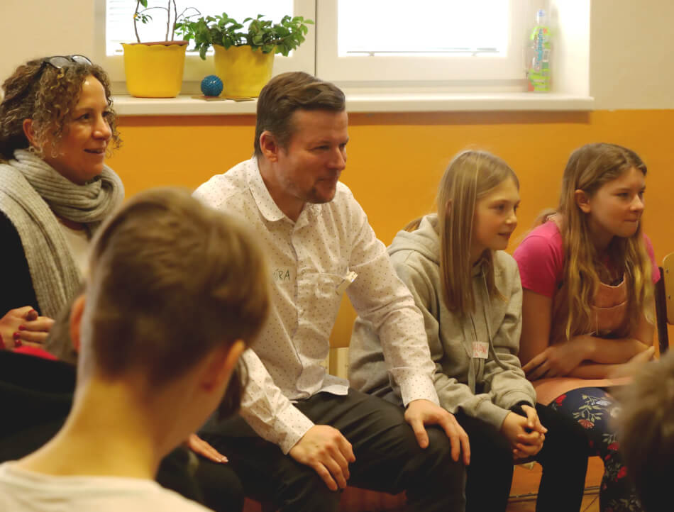 Lektoři Jaromír a Kateřina Babkovi se s dětmi baví o efektivní komunikaci.