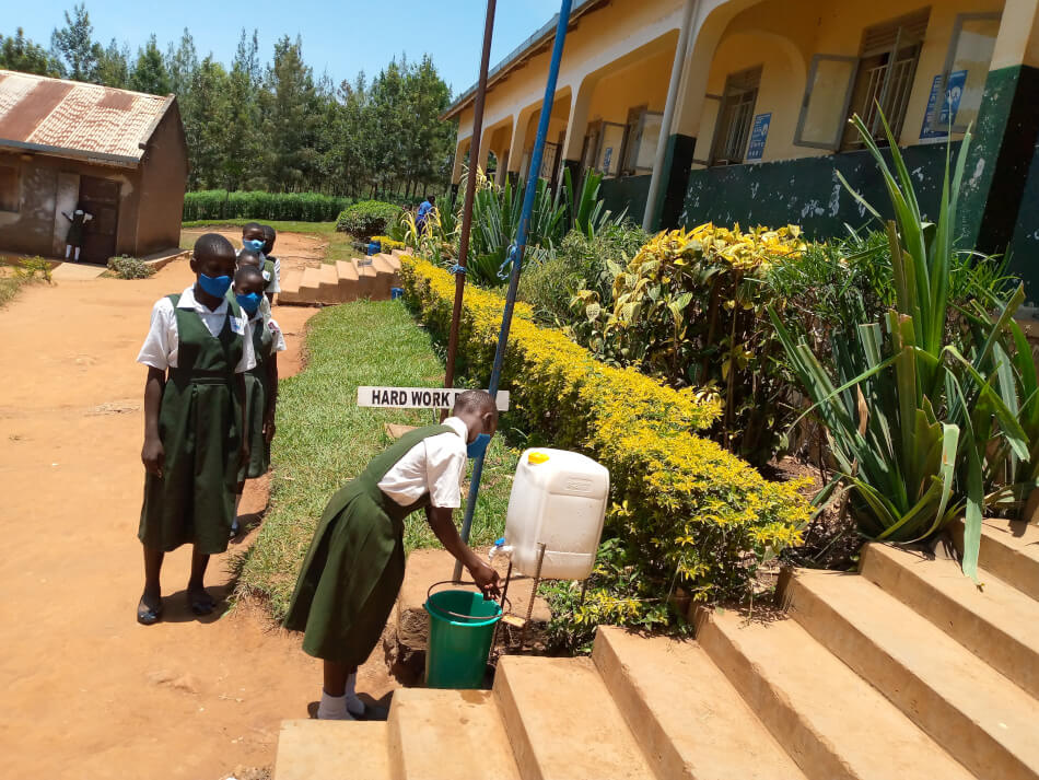 Díky příspěvkům do Vánoční sbírky 2021 mají ugandské školy vybavení pro hygienu rukou žáků.