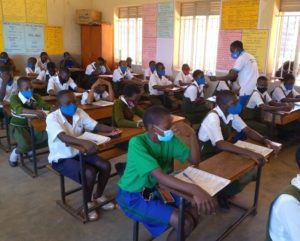 Obnovená výuka ve třídách v Ugandě.