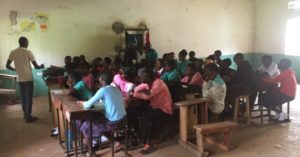 I na ugandské škole dostává křesťanský pracovník prostor a věnuje se žákům.