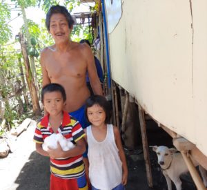 Chudá filipínská rodina s potravinovou pomocí