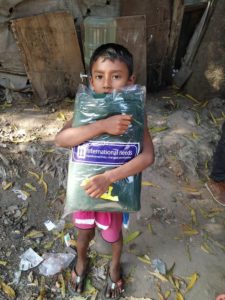 Chudé rodiny žijí v chatrčích podél silnic hlavního města Dháky. 