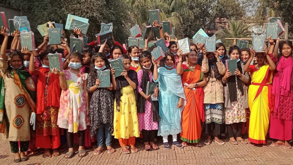Díky příspěvkům do Vánoční sbírky 2021 si děti z bangladéšských dětských domovů užily hezký den a dostaly knihy pro svůj duchovní rozvoj.