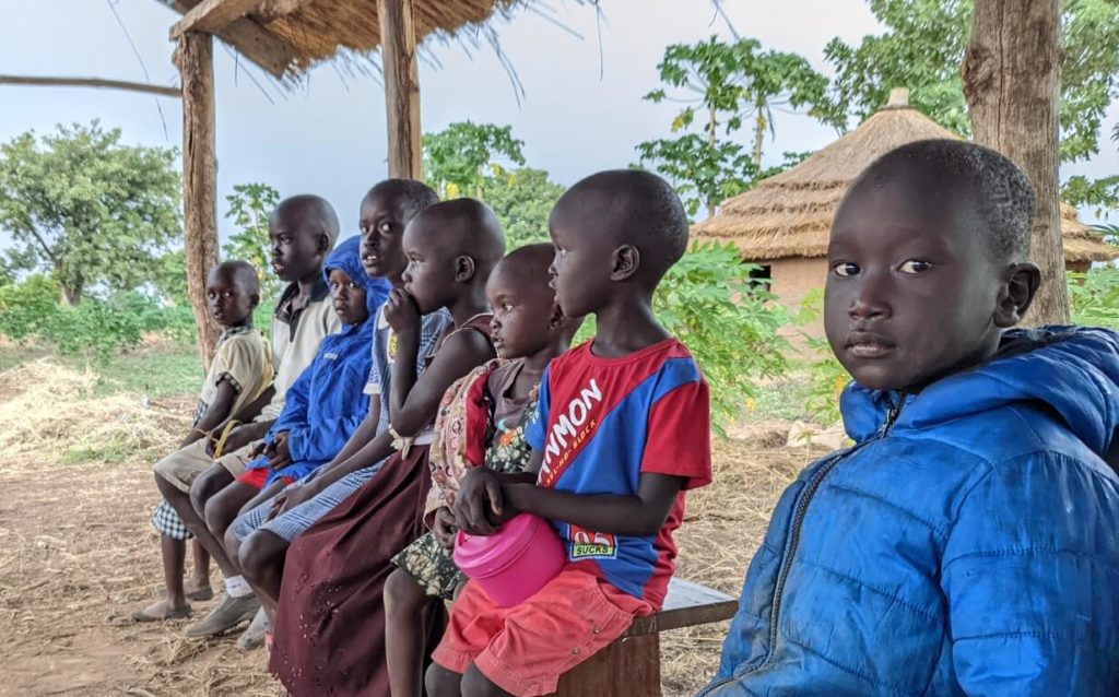 Žáci základní školy v Obamě v Jižním Súdánu.