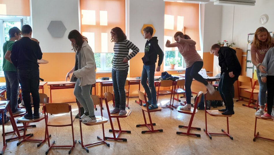 Běhání po židlích bývá ve školách přízně zakázáno, ale lektorský program je výjimečná situace. A děti si dávají pozor.