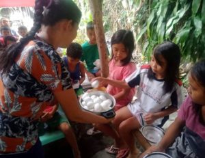 Krom svačiny na místě dostávají děti také čerstvá vejce pro své rodiny.
