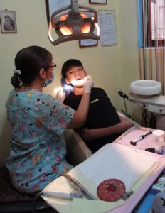 Díky programu dálkové adopce mají filipínské děti prohlídku u zubaře zdarma.