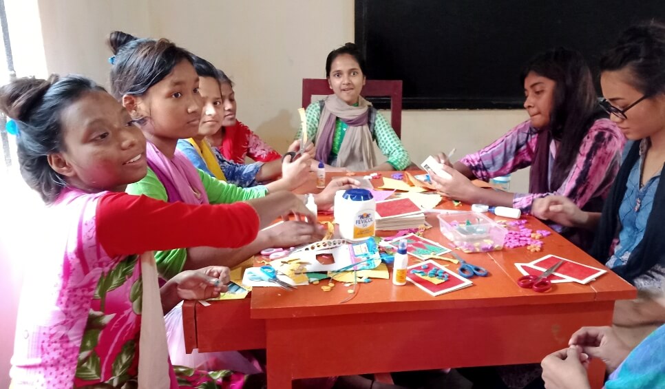 Výroba vánočních přání děvčaty v dětském domově Savar.