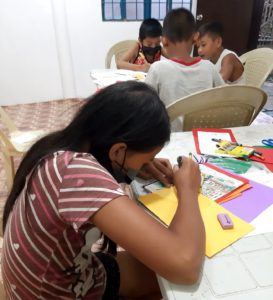 Děti z Filipín ve víru vyrábění přáníček pro své české dárce.