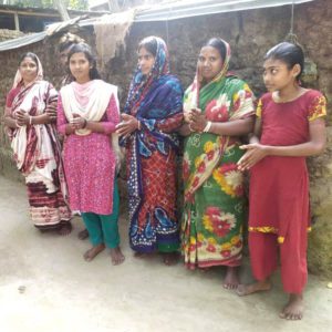 Ženy v Bangladéši se soustředí na povzbudivá slova terénního pracovníka.