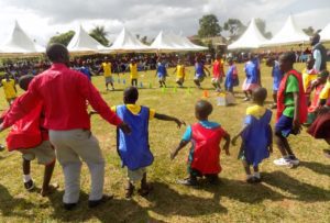 Festival sportů pro zdravé a zdravotně postižené děti v Ugandě.