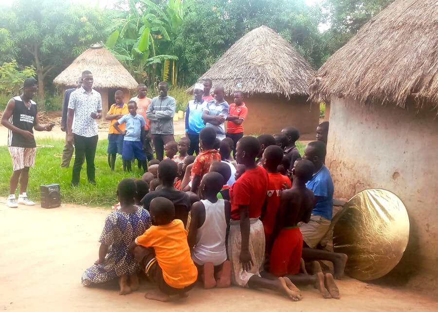 Duchovní pracovníci se intenzivně věnují dětem a mládeži v Ugandě.