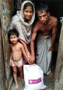 Afzal, Ashamoni a jejich dcerka jsou jednou z nesčetných rodin živořících ve slumech hlavního města Dháky.