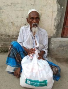 Mnoho starých a nemocných obyvatel slumu žebrá v ulicích Dháky jako pan Alamgir.