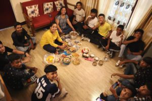 Mladí dospívající z centra Prayas se sešli ke společnému jídlu.