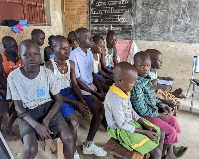 Díky podpoře dárců z ČR vyhlíží sirotci ve škole v Jižním Súdánu zahájení dalšího školního dne.