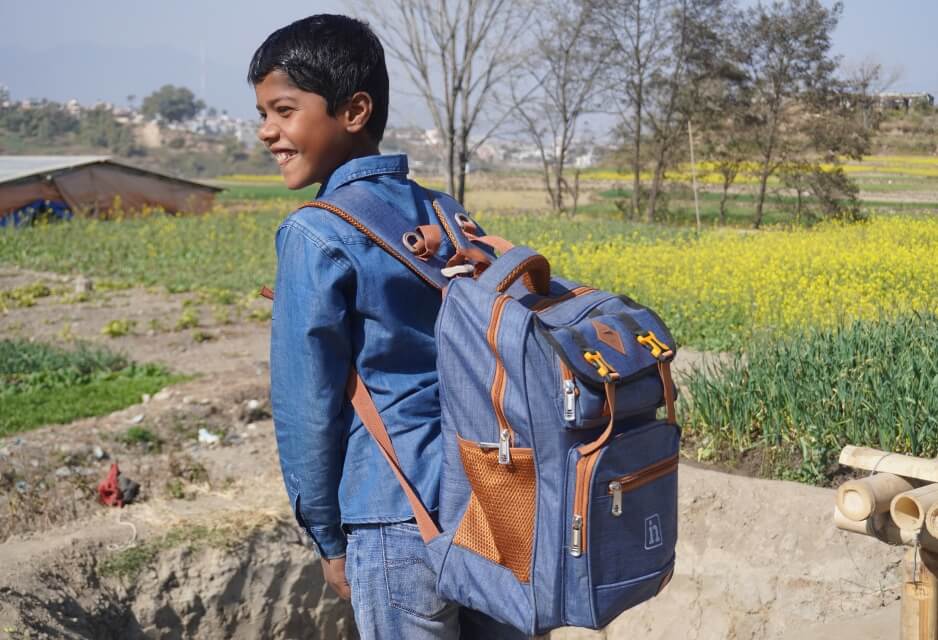 Děti rohingských uprchlíků v Nepálu dostaly díky českým dárcům krásné školní batohy plné školních pomůcek a dobrot.