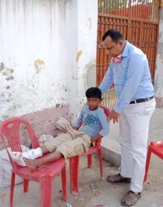 Rodiče zraněného chlapce požádali křesťanského pracovníka Ratana o modlitby za jeho uzdravení.