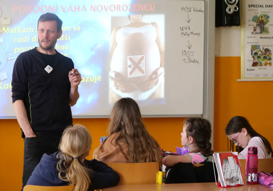 Lektor Radek Pospíšil s dětmi rozebírá škodlivost kouření.