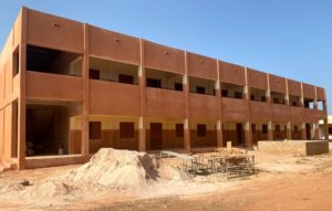Přistavěná budova Školy Dobré zprávy v Burkině Faso.
