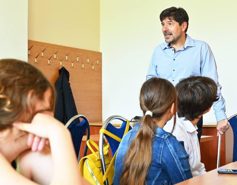 Lektor Radek Hejret si s dětmi povídá o Komenském.