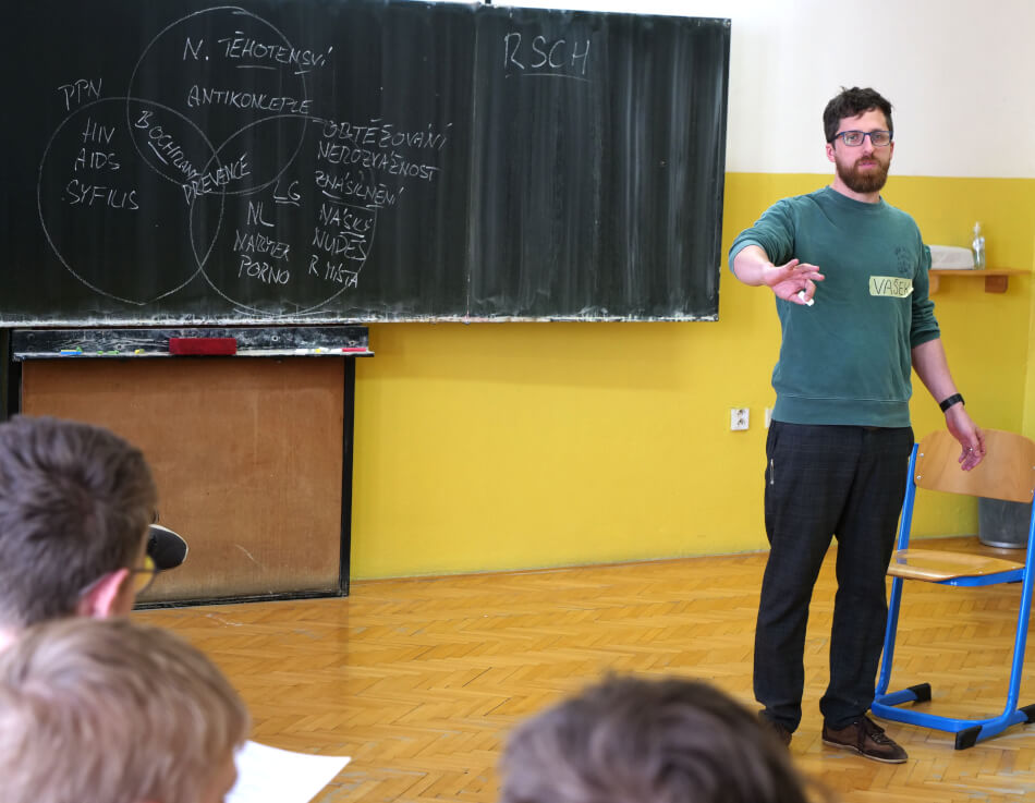 Lektor Václav Jiřiček se studenty debatuje o rizikovém sexuálním chování.