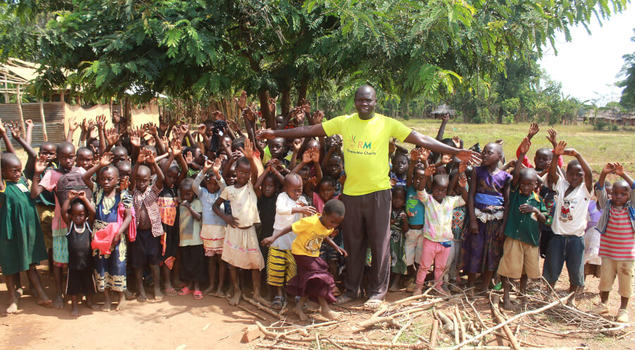 Křesťanský pracovník Godfrey se ve své práci věnuje také dětem místních lidí.