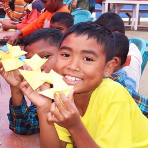 Chlapci z dětského domova v Bangladéši vytváří origami.