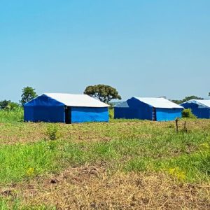 Na pozemku v Ugandě u hranic s Jižním Súdánem stojí zatím provizorní stany.
