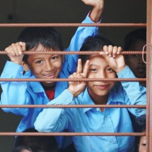 V Nepálu žije mnoho chudých dětí.