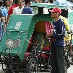 Řidiči rikš na Filipínách mají těžké živobytí.