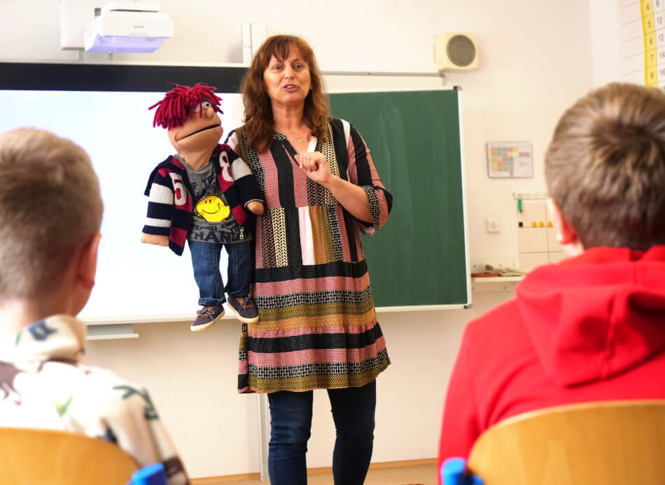 Lektoři často chodí do tříd s maňásky nebo plyšáky, kteří jim pomáhají udržet pozornost dětí.