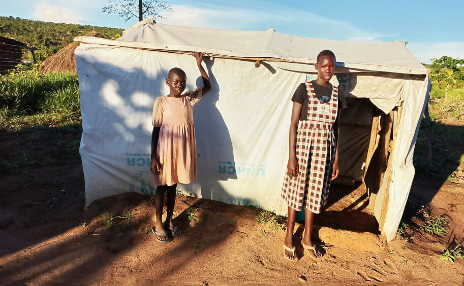 Malí jihosúdánští uprchlíci před svým stanem v táboře v Ugandě.