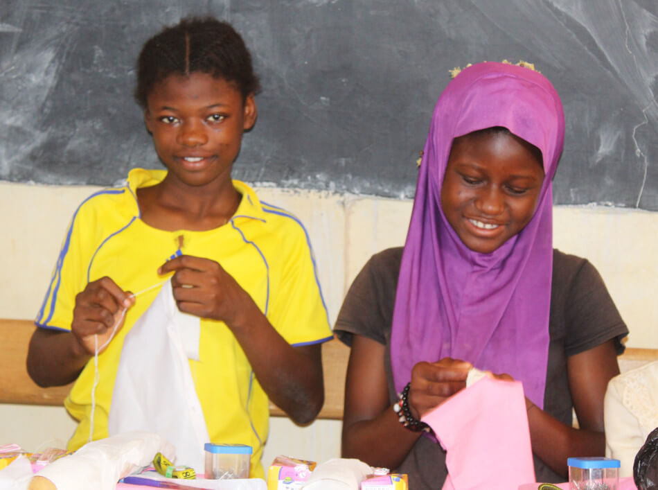 Dívky už díky kurzu šití umí samy ušít šaty.