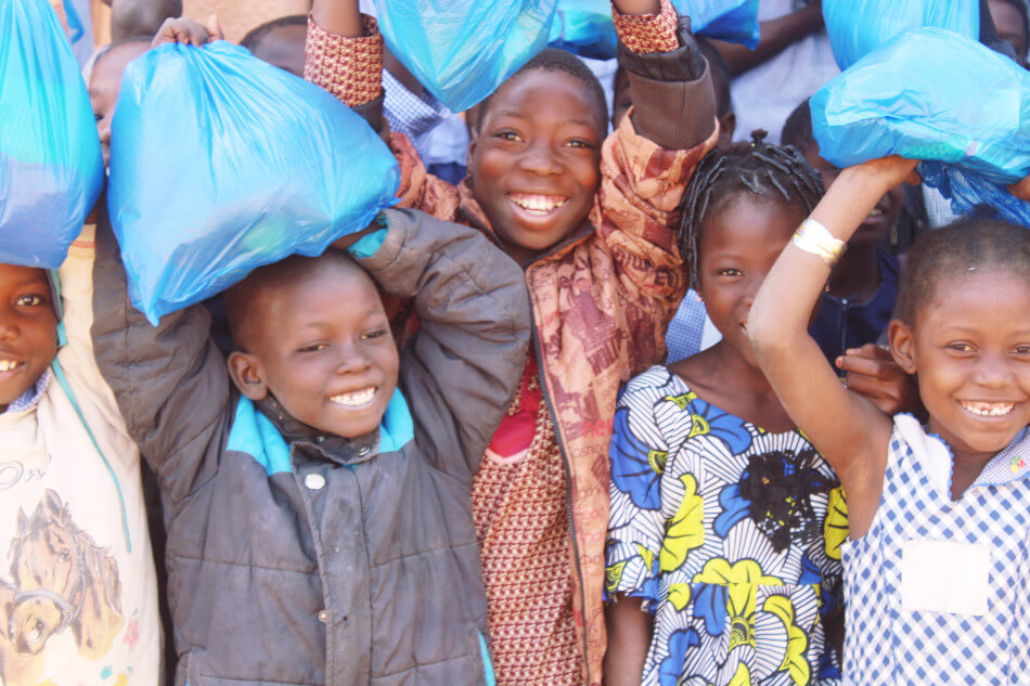 Děti uprchlíků v Burkině Faso dostaly balíky s hygienickými potřebami.