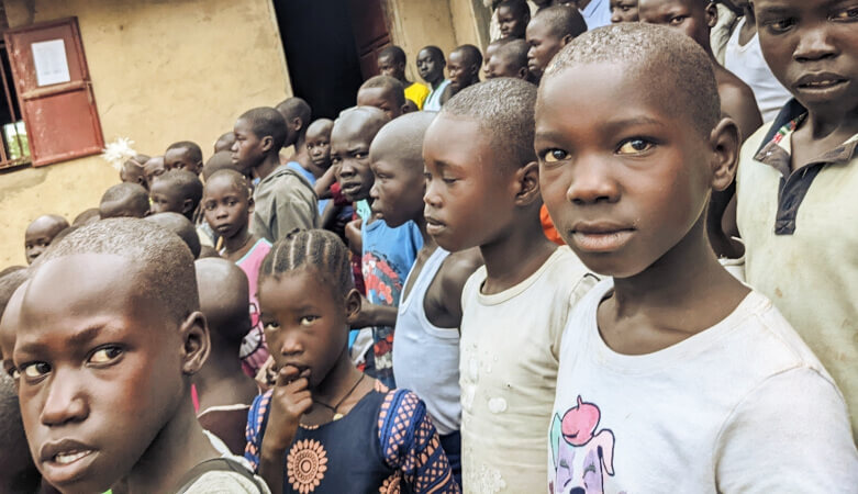 Děti z Jižního Súdánu by bez podpory do školy vůbec nemohly chodit.