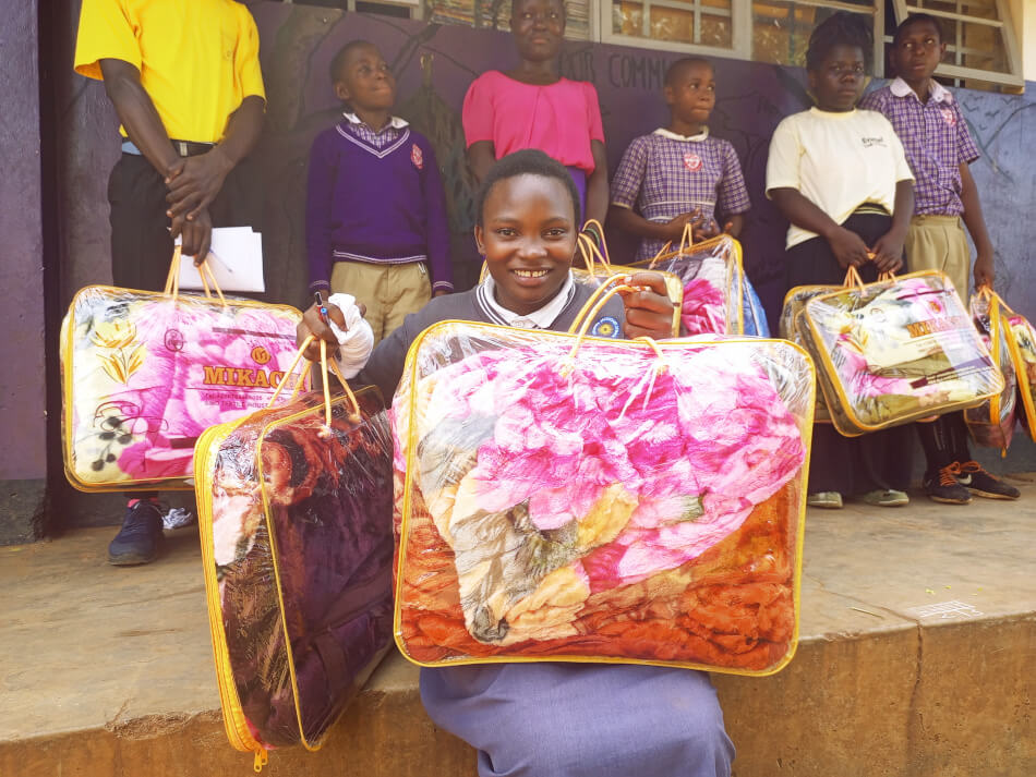 Čeští dárci přispěli na 218 dek pro chudé ugandské děti.