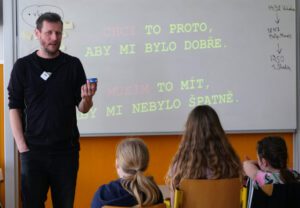 Lektor Radek Pospíšil si povídá s dětmi o návykových látkách.