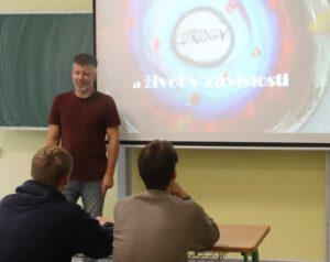 Program o drogách a závislostech.