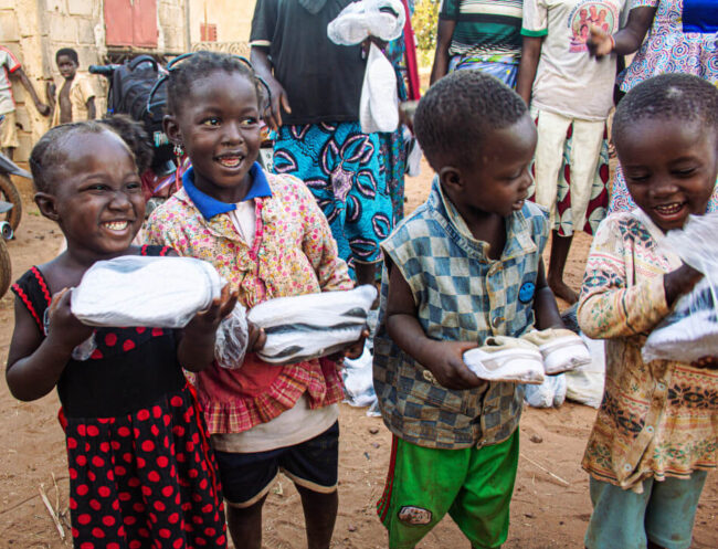 Když děti držely své nové boty v rukou, byly viditelně šťastné a hluboce vděčné.