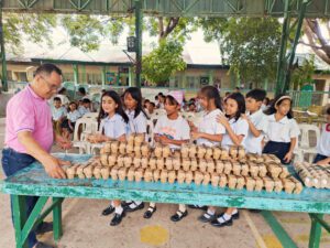 Děti čekají ve frontě na balení vajíček.