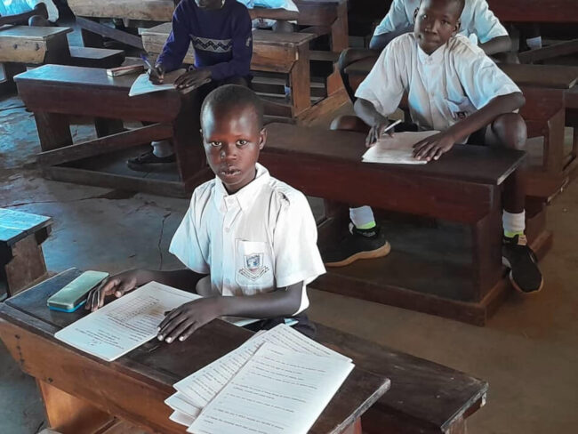 Děti z Jižního Súdánu zrovna skládají závěrečné ročníkové zkoušky.