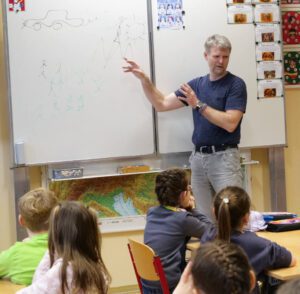 Jan kreslí na tabuli.