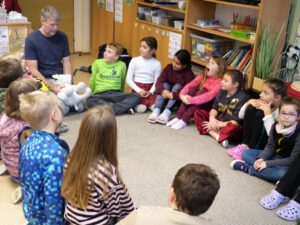 Reflexe hry v kroužku na koberci.