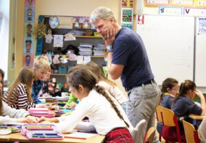 Děti plní úkol ve skupinkách.