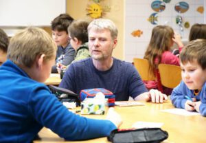 Jan si povídá s žákem.