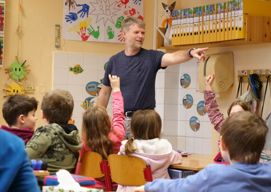 Lektor Jan Kučera s bandou třeťáků.