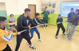 Děti se přetahují lanem.