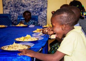 Děti ve školní jídelně.